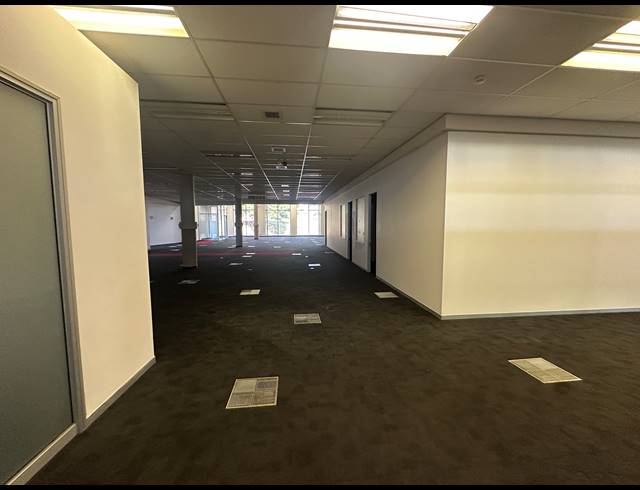 3,888M² OFFICE FOR SALE IN LONGMEADOW